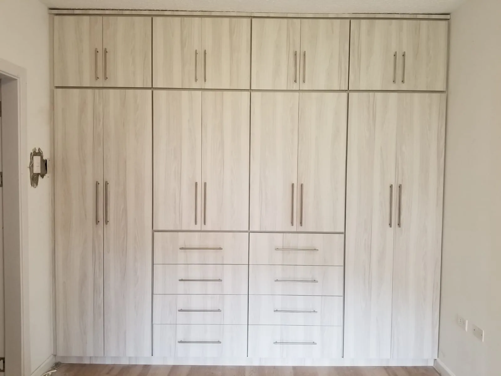 Built-in wardrobe wall