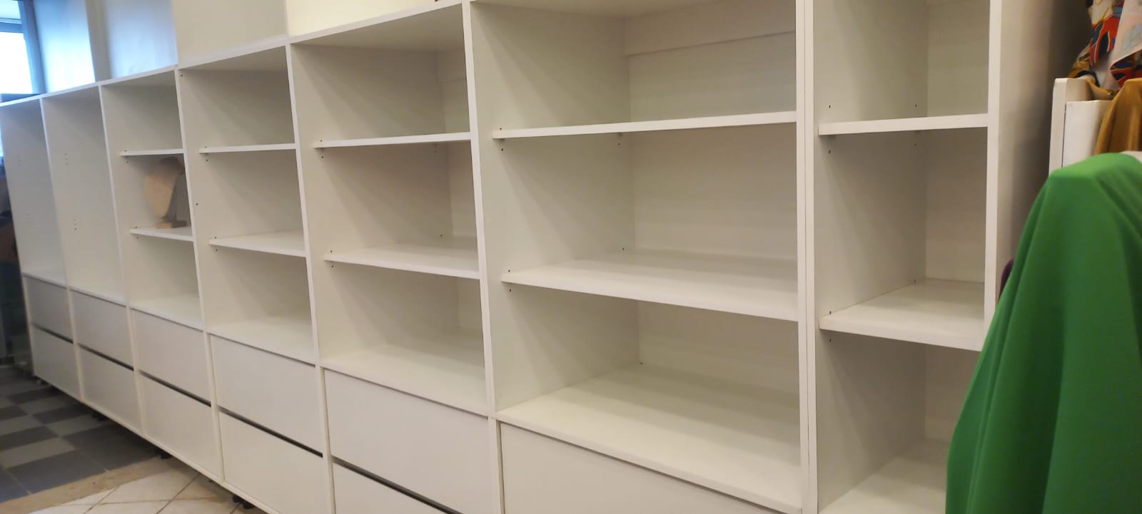 Built-in shelving unit