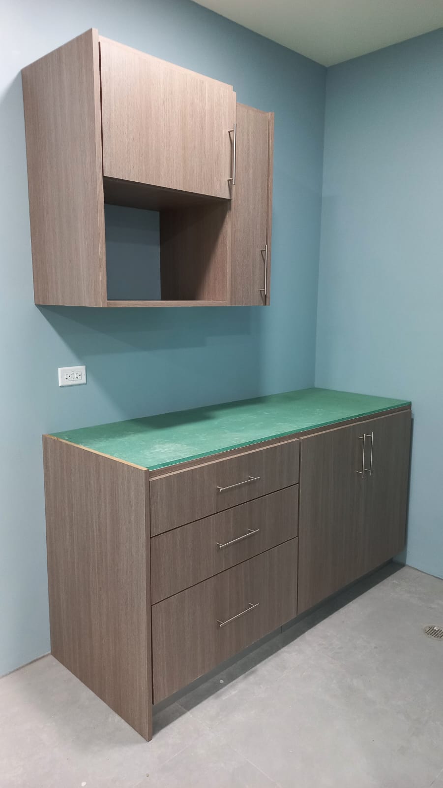 Wall and base cabinet unit with countertop